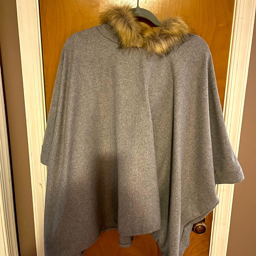 New W/O Tag Faux Fur Poncho